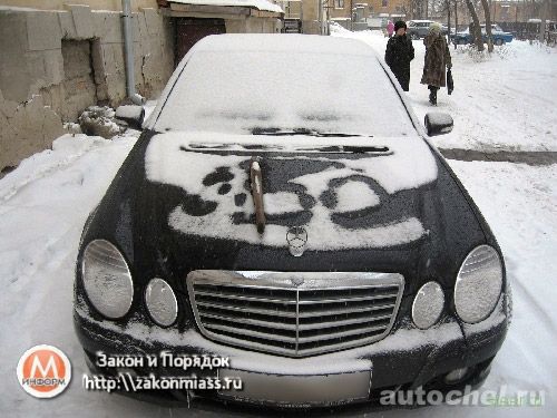 Топор войны в капоте Мерседеса (фото)