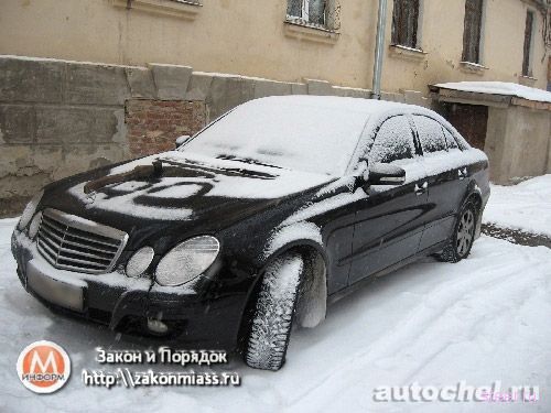 Топор войны в капоте Мерседеса (фото)