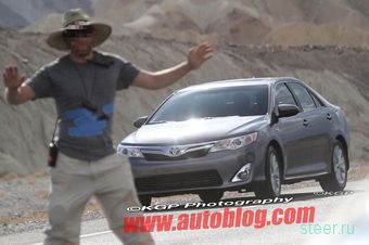 Новая гибридная Toyota Camry сфотографирована без камуфляжа (фото)