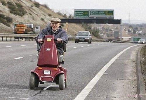 90-летний старичок на автостраде