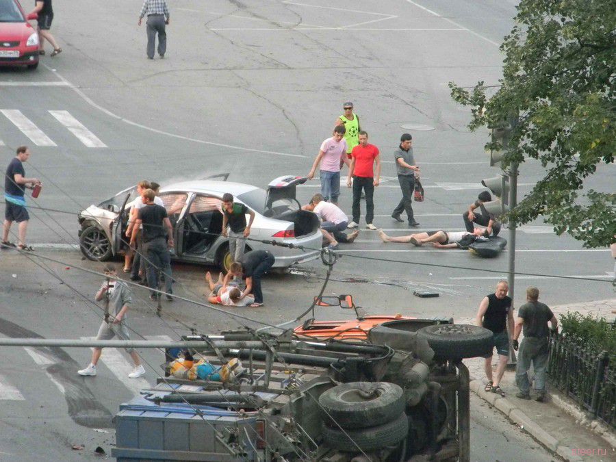 Пермь, 1 августа: Авария с переворотом мусоровоза (фото и видео)