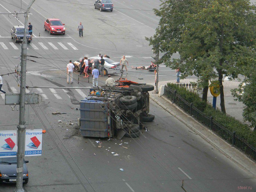 Пермь, 1 августа: Авария с переворотом мусоровоза (фото и видео)