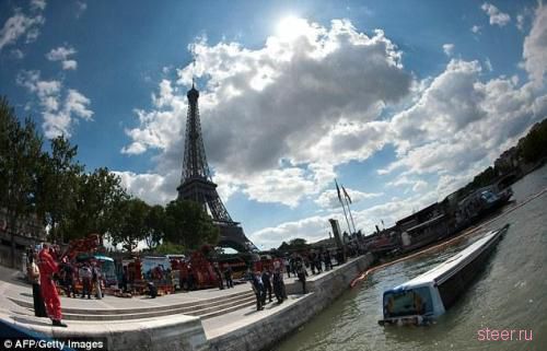 Водитель утопил автобус напротив Эйфелевой башни (фото и видео)