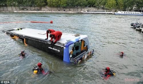 Водитель утопил автобус напротив Эйфелевой башни (фото и видео)