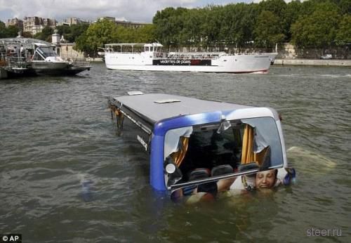 Водитель утопил автобус напротив Эйфелевой башни (фото и видео)