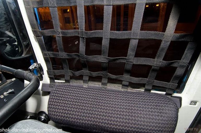 Внутри кабины гоночного КАМАЗа (фото)  