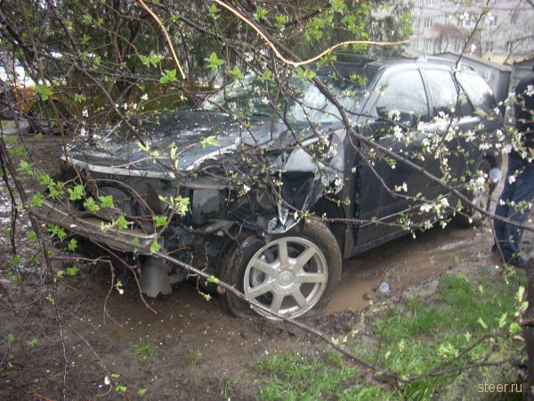 В Краснодаре пьяный подросток покатался по двору... (фото)