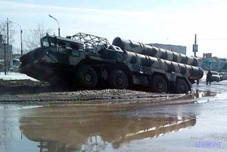 В дорожных ямах и грязи застрял ракетный комплекс С-300 (фото и видео)