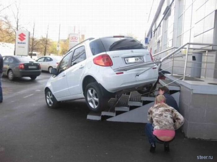 Парковалась блондинка у автосалона (фото) 