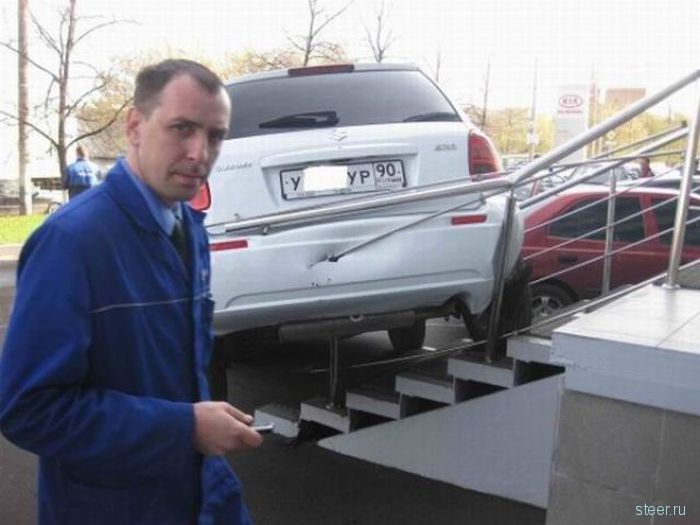 Парковалась блондинка у автосалона (фото) 