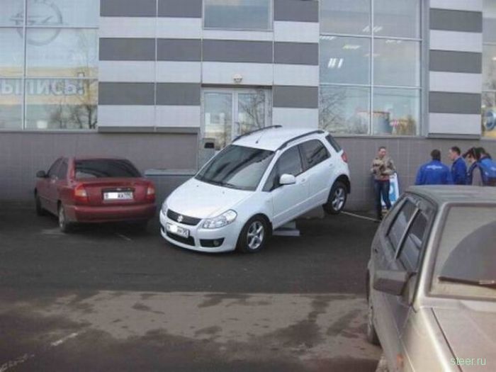 Парковалась блондинка у автосалона (фото) 