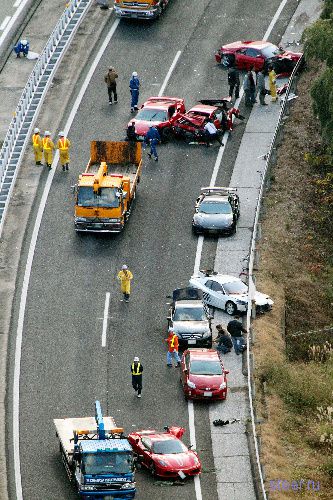 На все деньги : Восемь Ferrari, три Mercedes и Lamborghini разложились на скоростной трассе в Японии (фото и видео)