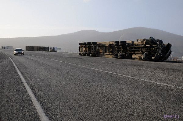 В Новосибирске ураганным ветром с трассы сдувало фуры (фото)