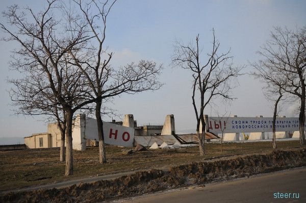 В Новосибирске ураганным ветром с трассы сдувало фуры (фото)