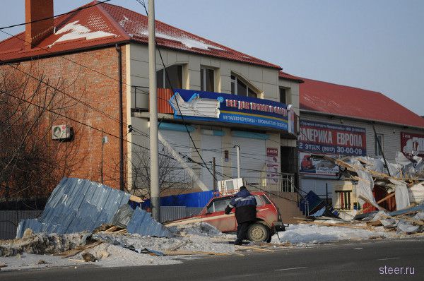 В Новосибирске ураганным ветром с трассы сдувало фуры (фото)