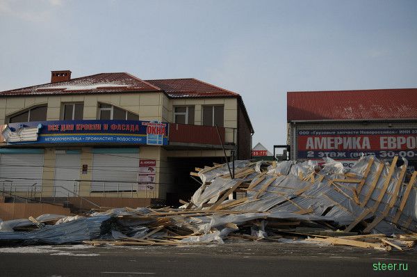 В Новосибирске ураганным ветром с трассы сдувало фуры (фото)