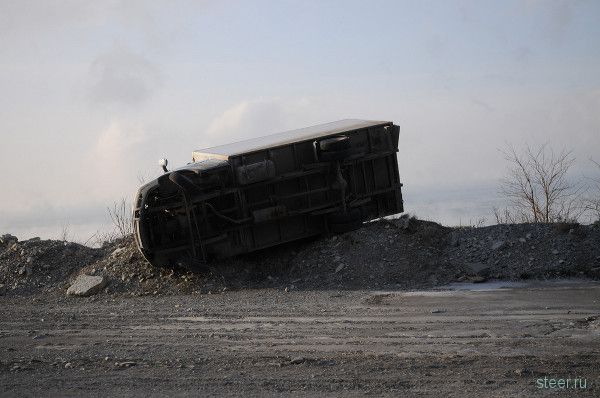 В Новосибирске ураганным ветром с трассы сдувало фуры (фото)