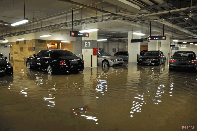 Дорогостоящие суперкары затоплены на подземной парковке в Сингапуре (фото)