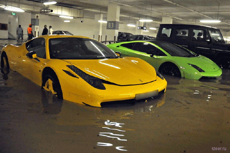 Дорогостоящие суперкары затоплены на подземной парковке в Сингапуре (фото)