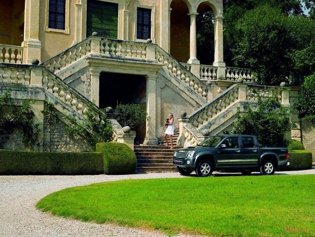 длинноногая блондинка рекламирует Isuzu D-Max Crystal