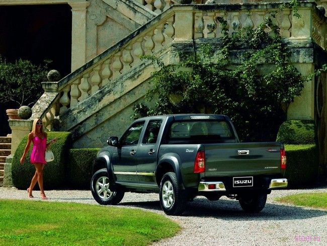 длинноногая блондинка рекламирует Isuzu D-Max Crystal