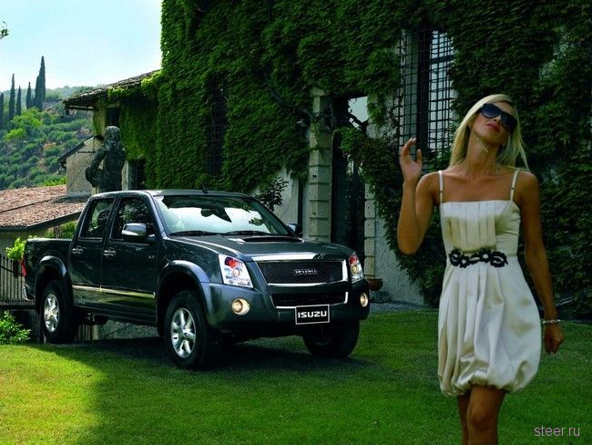 длинноногая блондинка рекламирует Isuzu D-Max Crystal