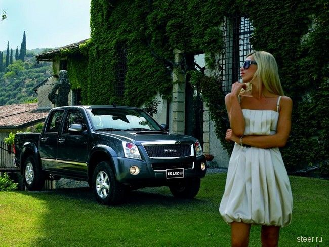 длинноногая блондинка рекламирует Isuzu D-Max Crystal