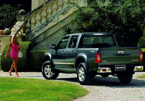 длинноногая блондинка рекламирует Isuzu D-Max Crystal