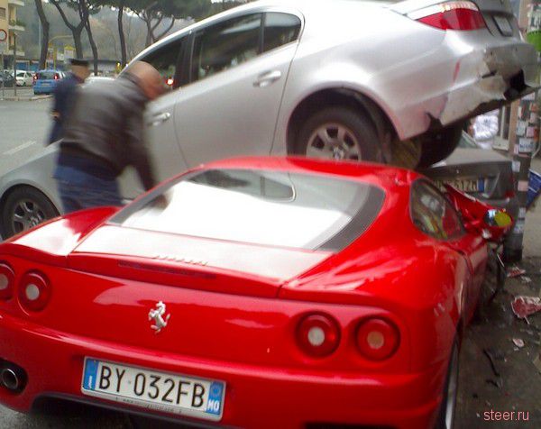 Ferrari протаранил пять автомобилей на парковке (фото)