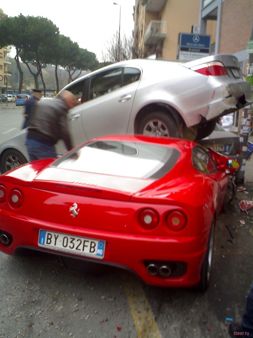 Ferrari протаранил пять автомобилей на парковке (фото)