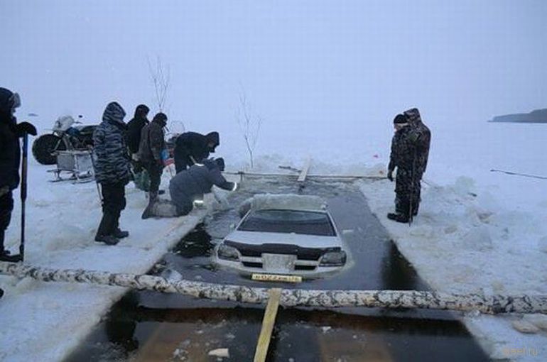 Как доставали затонувший внедорожник (фото)