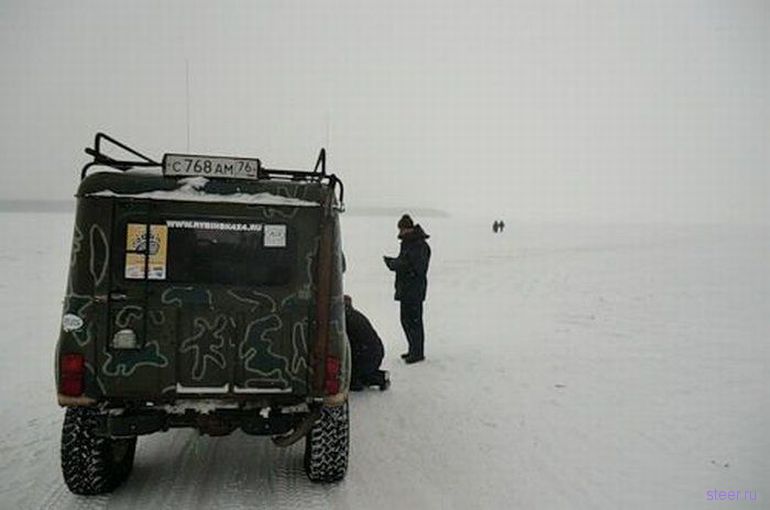 Как доставали затонувший внедорожник (фото)