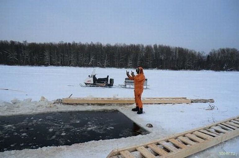 Как доставали затонувший внедорожник (фото)