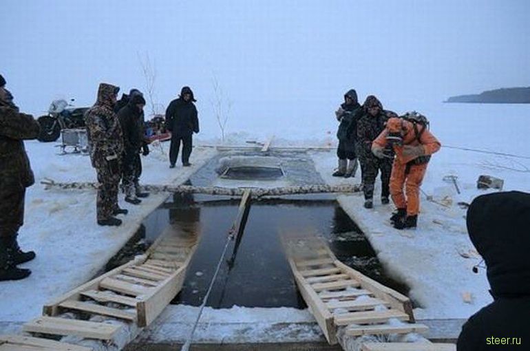 Как доставали затонувший внедорожник (фото)