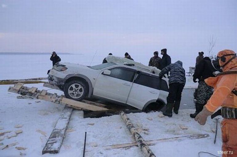 Как доставали затонувший внедорожник (фото)