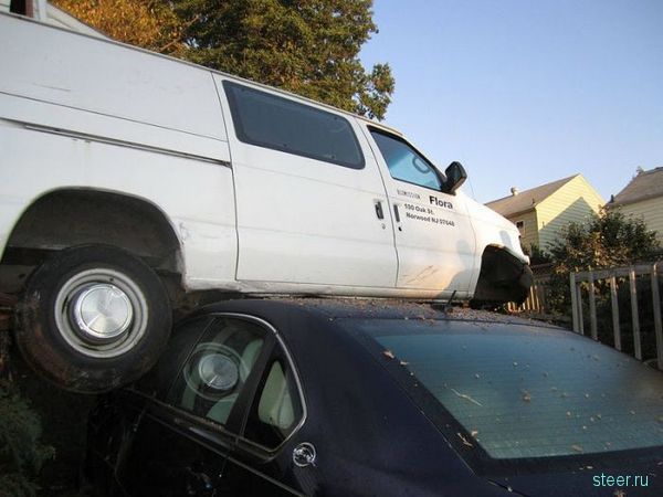 Белый фургон-разрушитель (фото)