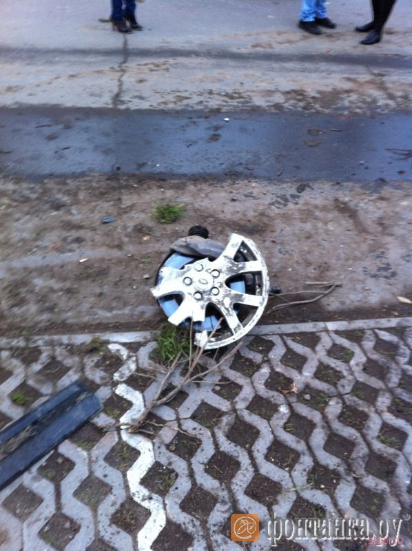 Питер: На Свердловской набережной Рендж Ровер смял жигули и проломил стену (фото)
