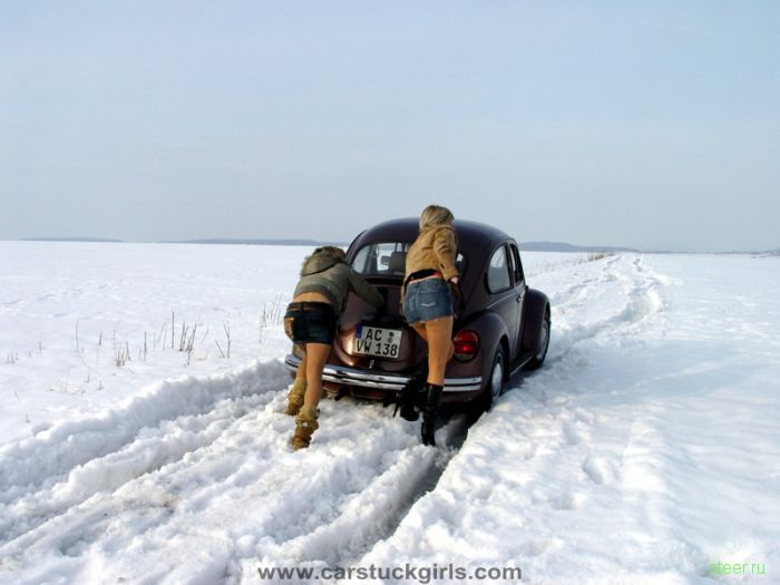 Девушки на зимней дороге (фото)