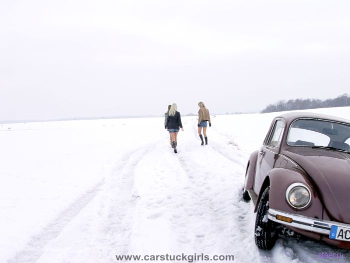 Девушки на зимней дороге (фото)