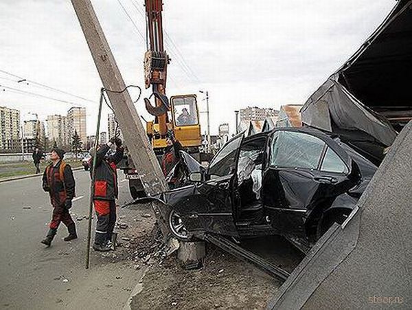 Киев: Мойщик угнал авто клиента и протаранил на нем гараж (фото)