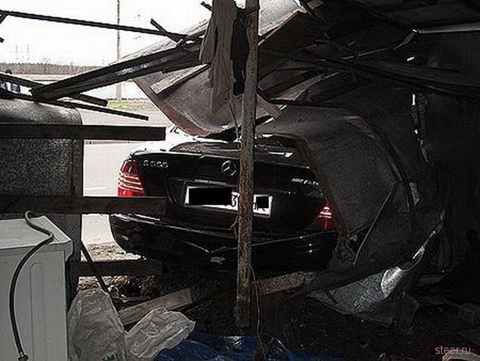 Киев: Мойщик угнал авто клиента и протаранил на нем гараж (фото)