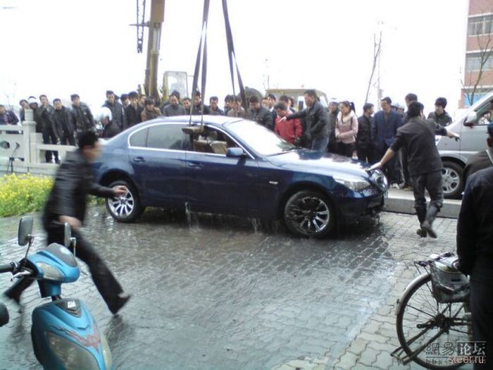 В Китае утопили BMW (фото)