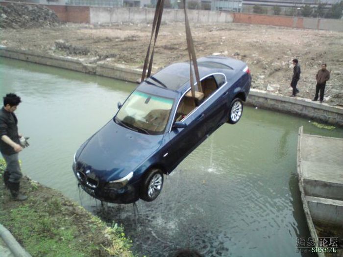 В Китае утопили BMW (фото)