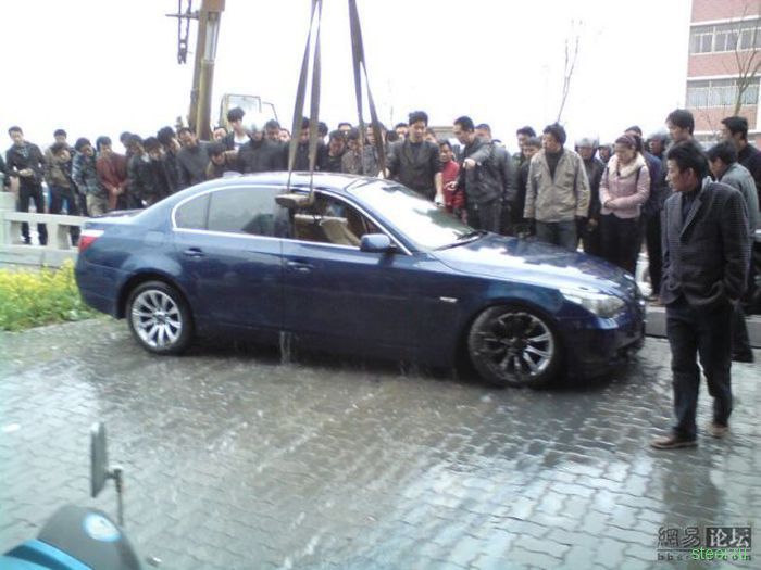 В Китае утопили BMW (фото)
