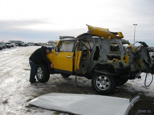 Последствия взрыва баллона с ацетиленом внутри Toyota FJ Cruiser (фото)