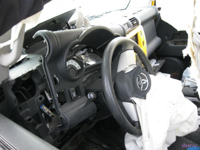 Последствия взрыва баллона с ацетиленом внутри Toyota FJ Cruiser (фото)