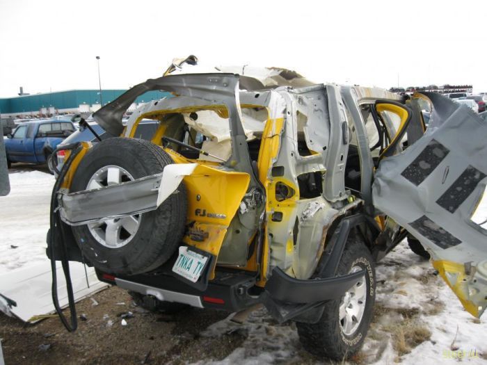 Последствия взрыва баллона с ацетиленом внутри Toyota FJ Cruiser (фото)