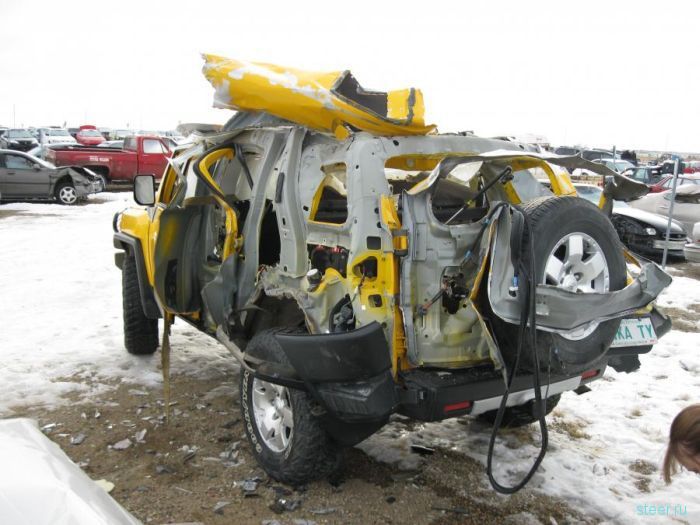 Последствия взрыва баллона с ацетиленом внутри Toyota FJ Cruiser (фото)