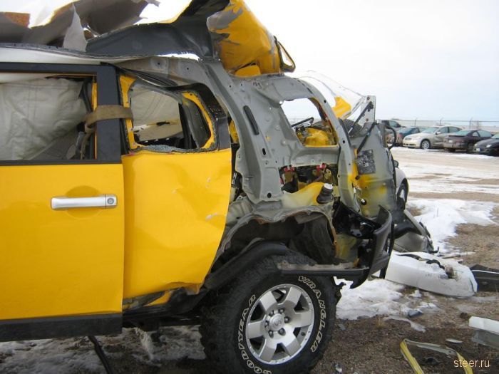 Последствия взрыва баллона с ацетиленом внутри Toyota FJ Cruiser (фото)