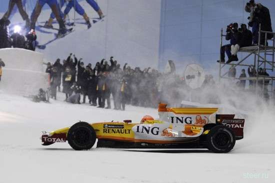Дубайская прихоть: Формула-1 в крытом помещении по снегу (фото)